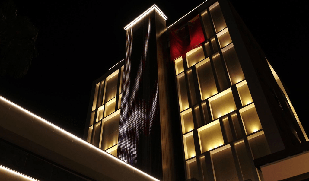 اجرای نورپردازی مدرن نمای بیرونی ساختمان